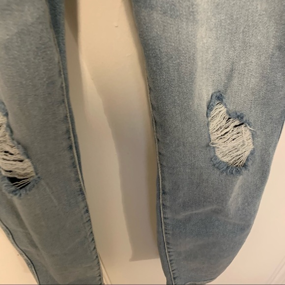 Good American Good Legs Crop Distressed Jeans in Light Blue  Size 2 / 26 NWT - Picture 3 of 7